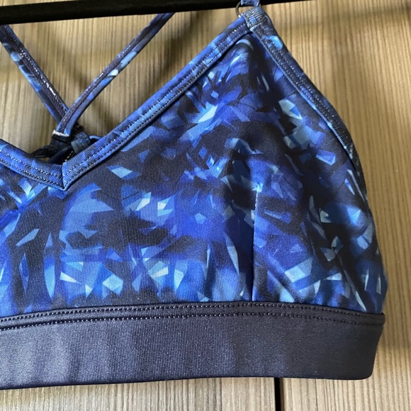 Alo Criss Cross Back Water Design Sports Bra - Picture 4 of 9
